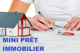 Clés posées sur un plan de logement et une calculatrice