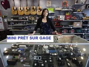 Bijoux et montre posés sur un comptoir pour estimation